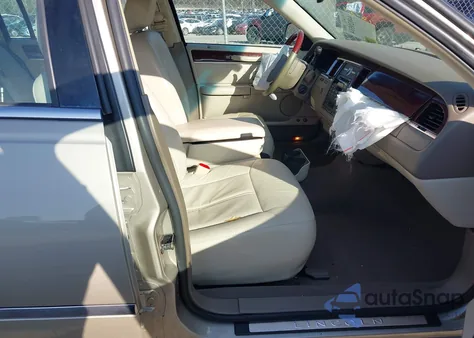 2005 Lincoln Town Car Signature Limited z USA, uszkodzony, nr VIN 1LNHM82W05Y660499